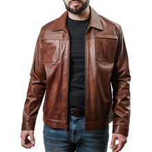 Hombre usando chamarra de piel estilo vintage color café coñac 'Leyenda' de Gerhel con bolsillos en pecho.
