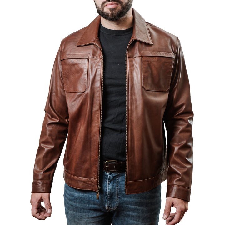 Hombre usando chamarra de piel estilo vintage color café coñac 'Leyenda' de Gerhel con bolsillos en pecho.