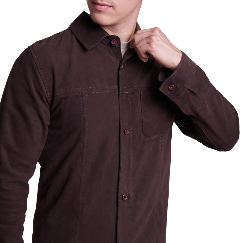 Detalle de camisola 'Terracota' 8910 de ante de borrego color café oscuro, con botones frontales.