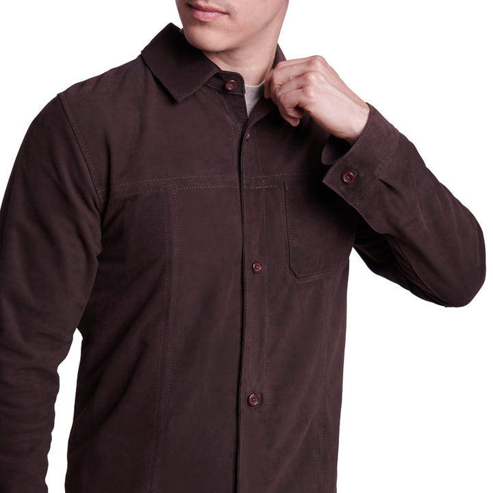 Detalle de camisola 'Terracota' 8910 de ante de borrego color café oscuro, con botones frontales.