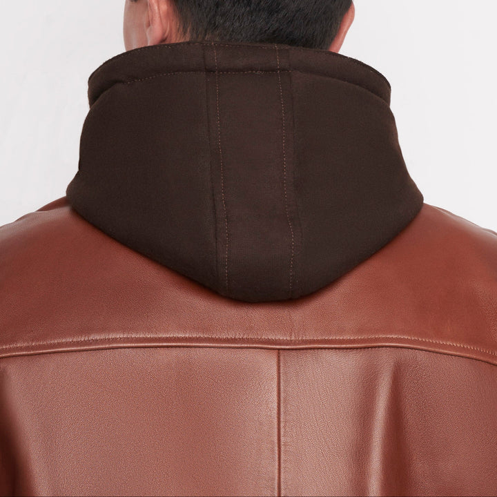 Detalle de capucha de chamarra 'Híbrida' 1141 de piel de borrego negra con capucha textil desmontable.