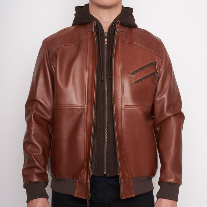 Detalle de chamarra 'Híbrida' 1141 de piel de borrego cafe con capucha textil desmontable.