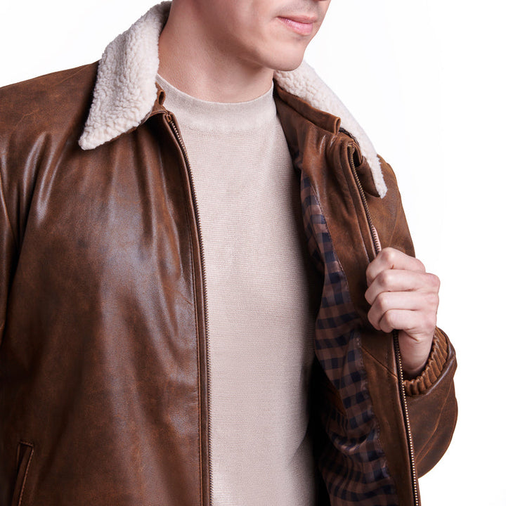 Detalle de chamarra aviador 'Expedition' 1012 de piel de borrego color café con cuello de borrego.