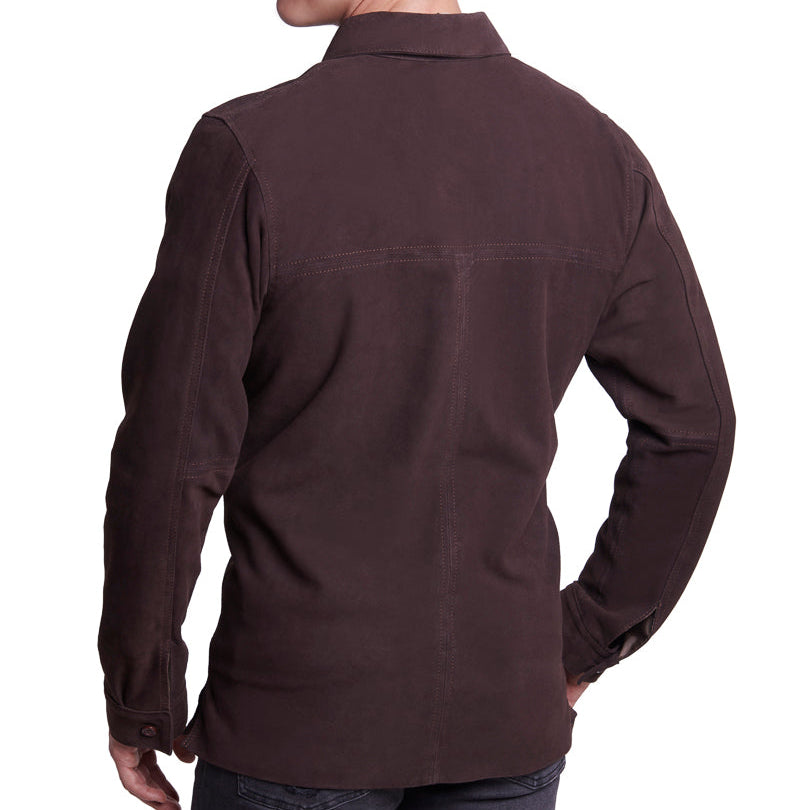 Hombre de espaldas usando camisola 'Terracota' 8910 de ante de borrego color café oscuro, con botones frontales.
