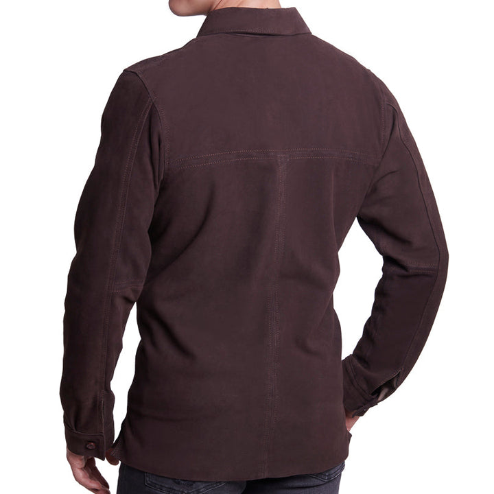 Hombre de espaldas usando camisola 'Terracota' 8910 de ante de borrego color café oscuro, con botones frontales.