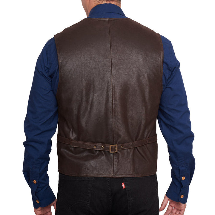 Hombre de espaldas usando chaleco 'Vaquero Urbano' 1194 de fina piel genuina color café obscuro con botones metálicos.