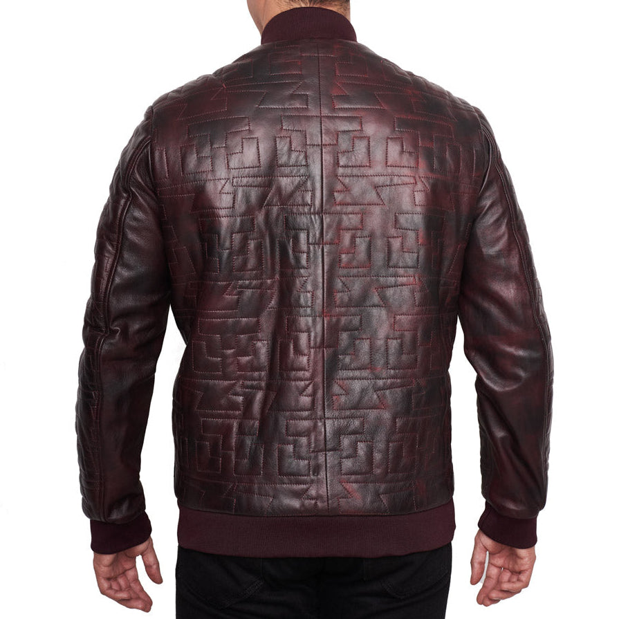Hombre de espaldas usando chamarra bomber 'Burdeos' 1187 de piel de borrego color vino con detalles de costura y acrilán.