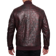 Hombre de espaldas usando chamarra bomber 'Burdeos' 1187 de piel de borrego color vino con detalles de costura y acrilán.