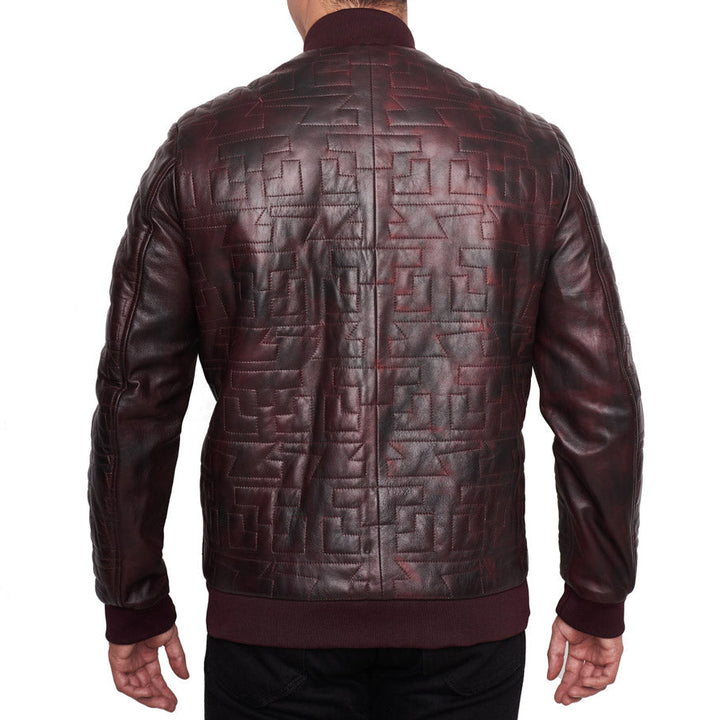 Hombre de espaldas usando chamarra bomber 'Burdeos' 1187 de piel de borrego color vino con detalles de costura y acrilán.