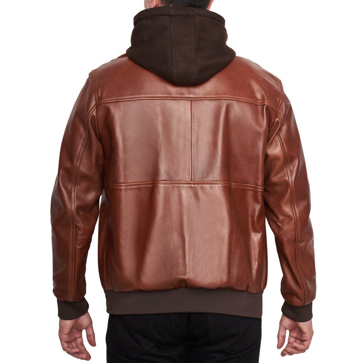 Hombre de espaldas usando chamarra 'Híbrida' 1141 de piel de borrego café con capucha textil desmontable.