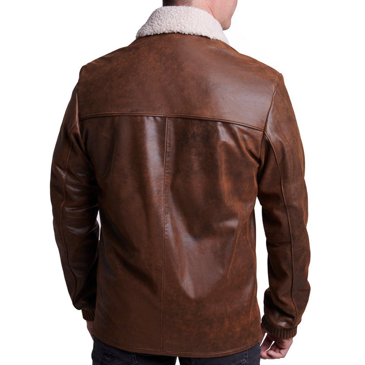 Hombre de espaldas usando chamarra aviador 'Expedition' 1012 de piel de borrego color café con cuello de borrego.