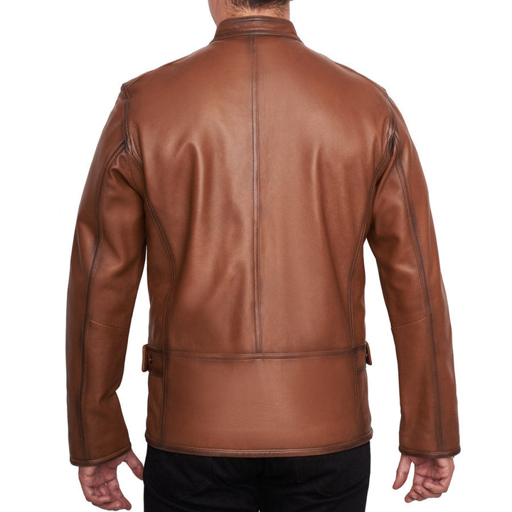 Hombre de espaldas usando chamarra racer de piel de borrego 896 color Miel Mate con sombreado artesanal y cuello con broche.