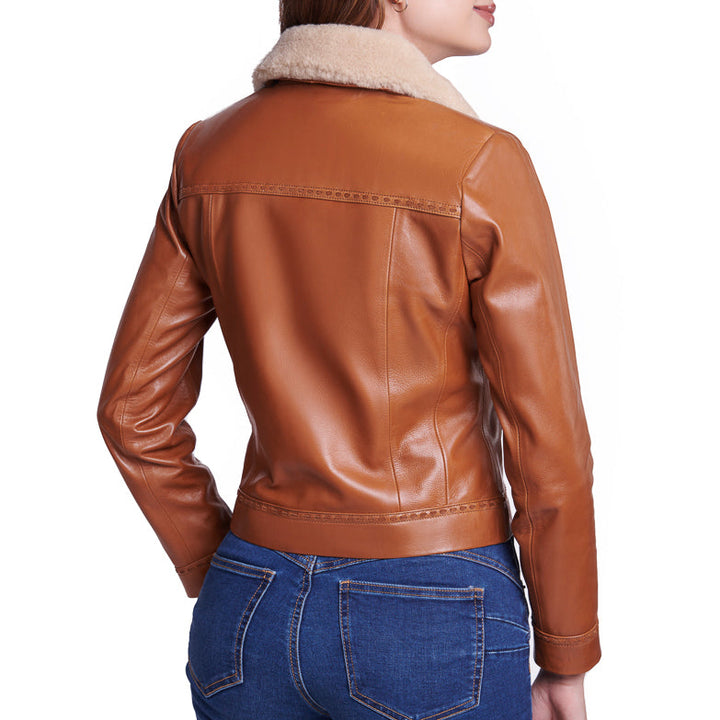 Mujer usando chamarra 'Safari Glam' 335 de piel de borrego color miel con cuello de borrego desmontable.
