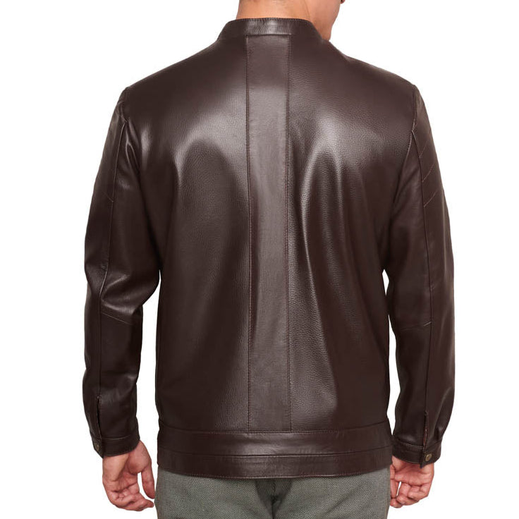 Hombre de espaldas usando chaqueta casual 'Textura Urbana' 676-A de piel ovina color café con ligero grabado.