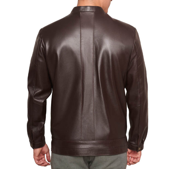 Hombre de espaldas usando chaqueta casual 'Textura Urbana' 676-A de piel ovina color café con ligero grabado.