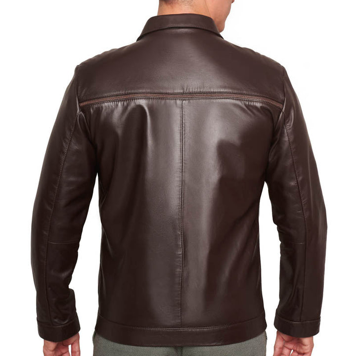 Hombre de espaldas usando chamarra 'Legado Clásico' 8790 de piel ovina grabada color café con corte clásico.