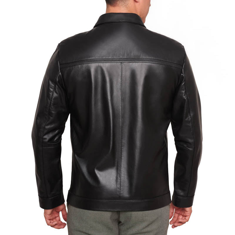 Hombre de espaldas usando chamarra de piel clásica negra 'Patrimonio' de Gerhel con cuello camisero y textura grabada