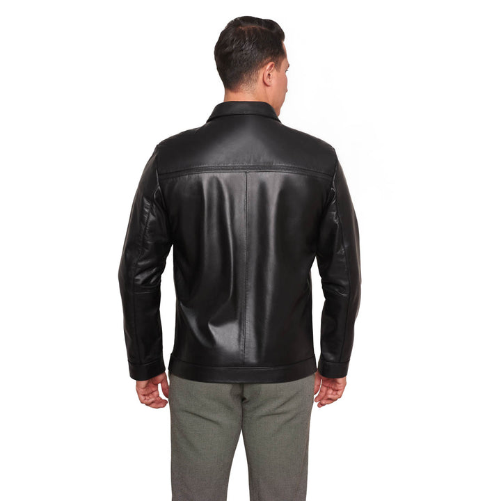 Hombre de espaldas usando chamarra de piel clásica negra 'Patrimonio' de Gerhel con cuello camisero y textura grabada