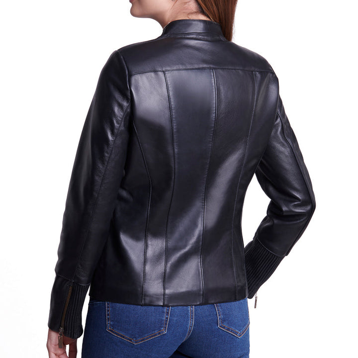 Mujer de espaldas usando chamarra de piel negra 'Artesana Nocturna' de Gerhel con costuras artesanales en hombros