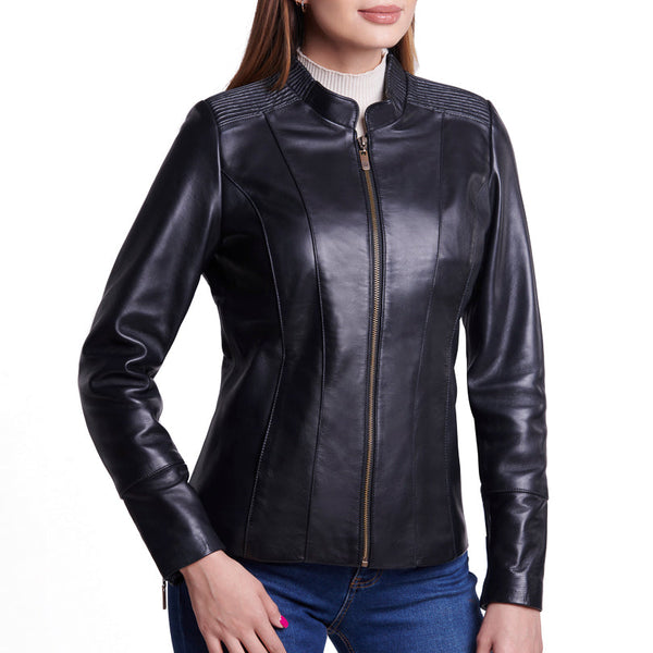 Mujer usando chamarra de piel negra 'Artesana Nocturna' de Gerhel con costuras artesanales en hombros.