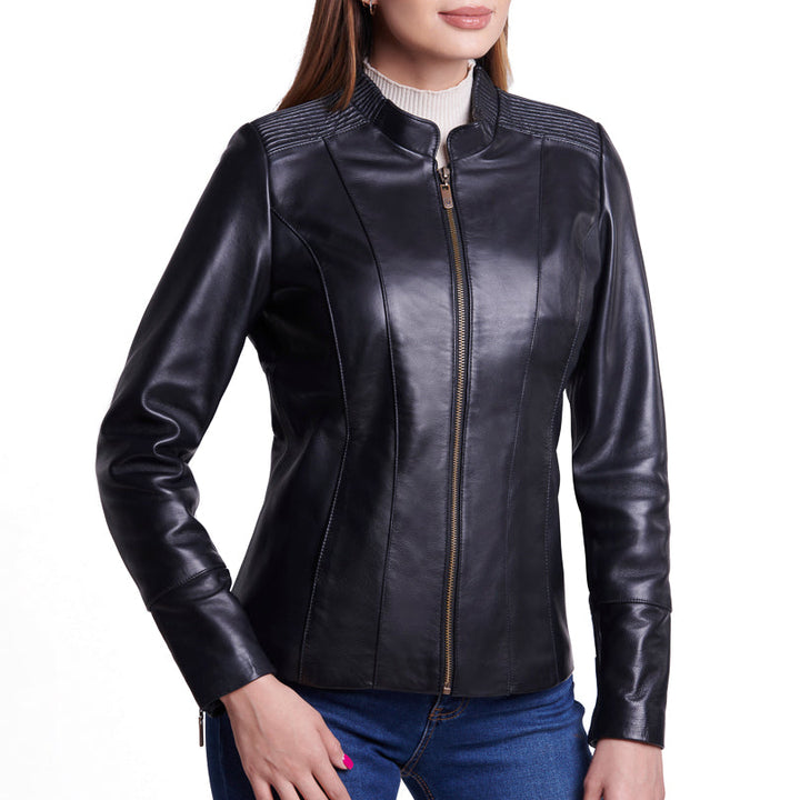 Mujer usando chamarra de piel negra 'Artesana Nocturna' de Gerhel con costuras artesanales en hombros.