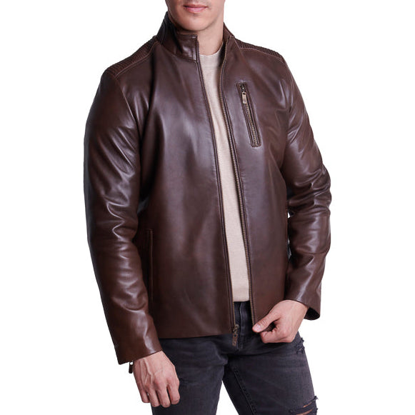 Hombre usando chamarra de piel cafe minimalista 'Élite' de Gerhel con cuello mao y bolsillo en pecho.