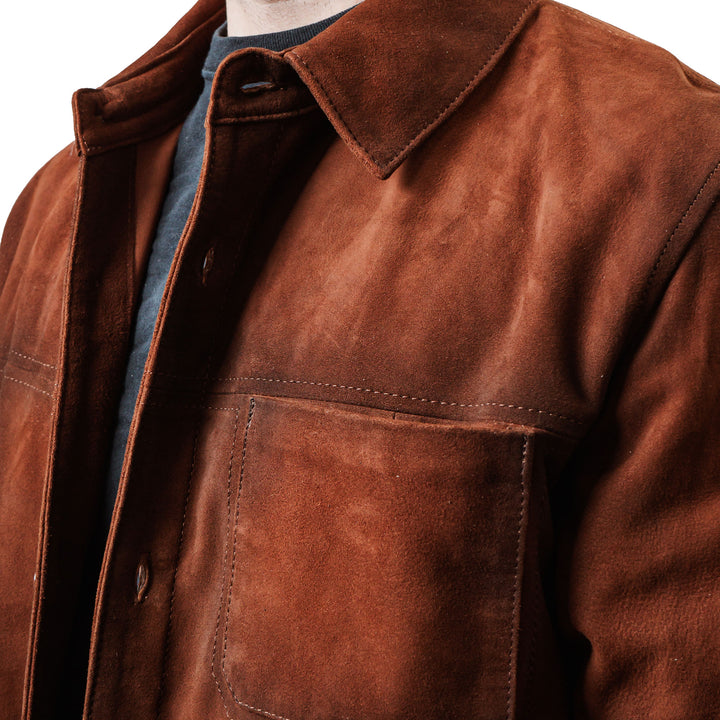 Detalle sobre-camisa de piel acabado gamuza color coñac 'Artesanal' de Gerhel.