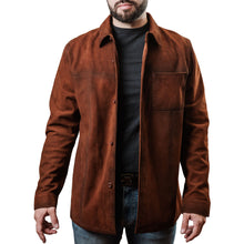 Hombre usando sobre-camisa de piel acabado gamuza color coñac 'Artesanal' de Gerhel.