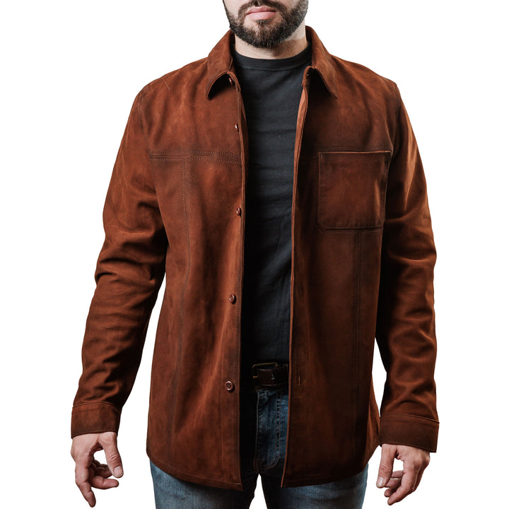 Hombre usando sobre-camisa de piel acabado gamuza color coñac 'Artesanal' de Gerhel.