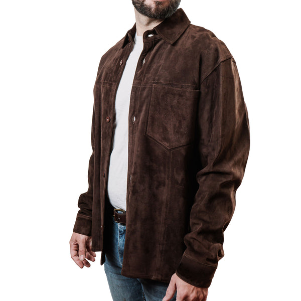 Hombre usando sobre-camisa de piel acabado gamuza color café 'Pionero' de Gerhel