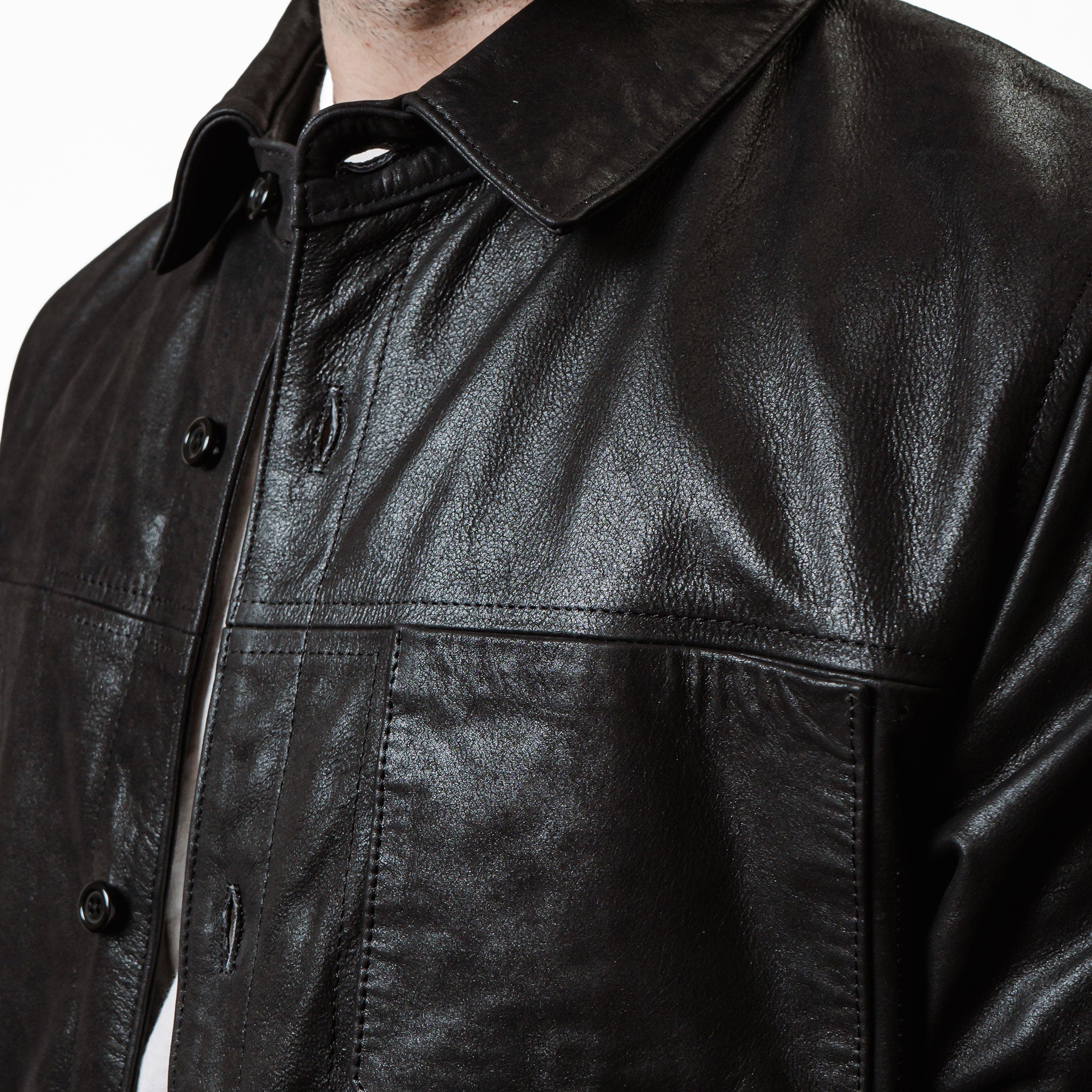 Detalle de sobre-camisa de piel de res color negro 'Urbana' de Gerhel
