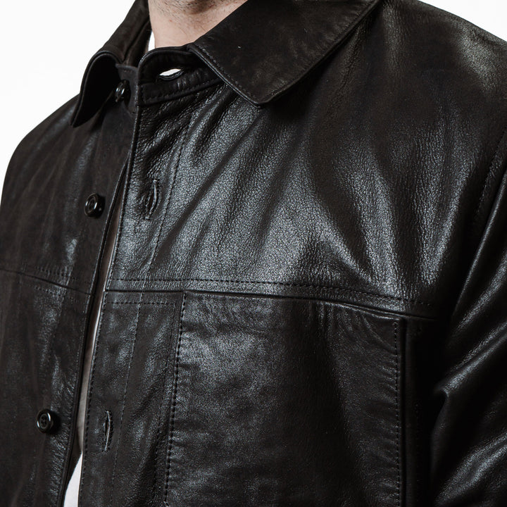 Detalle de sobre-camisa de piel de res color negro 'Urbana' de Gerhel