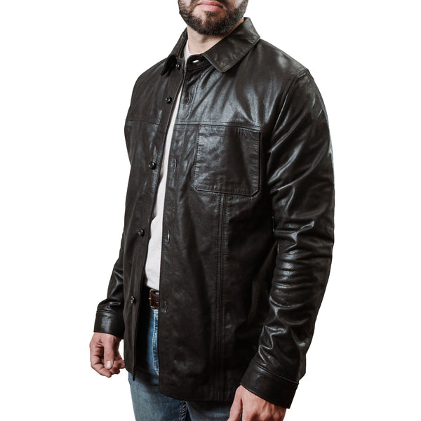 Hombre usando sobre-camisa de piel de res color negro 'Urbana' de Gerhel