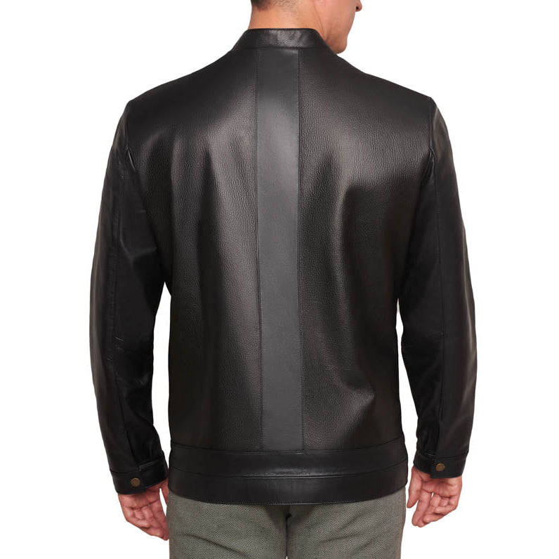 Vista trasera de Hombre usando chamarra de piel clásica negra 'Maestro' de Gerhel con cuello mao y textura grabada.