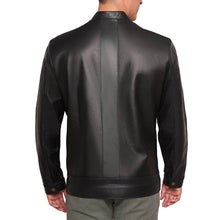 Vista trasera de Hombre usando chamarra de piel clásica negra 'Maestro' de Gerhel con cuello mao y textura grabada.