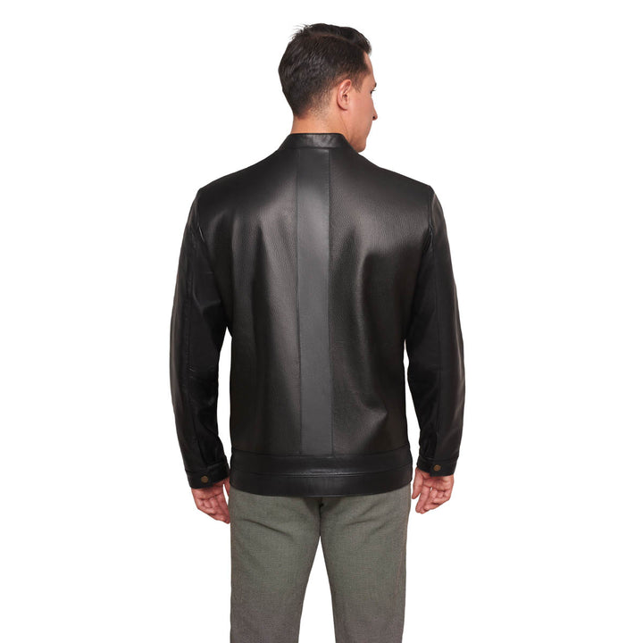 Vista trasera de Hombre usando chamarra de piel clásica negra 'Maestro' de Gerhel con cuello mao y textura grabada.