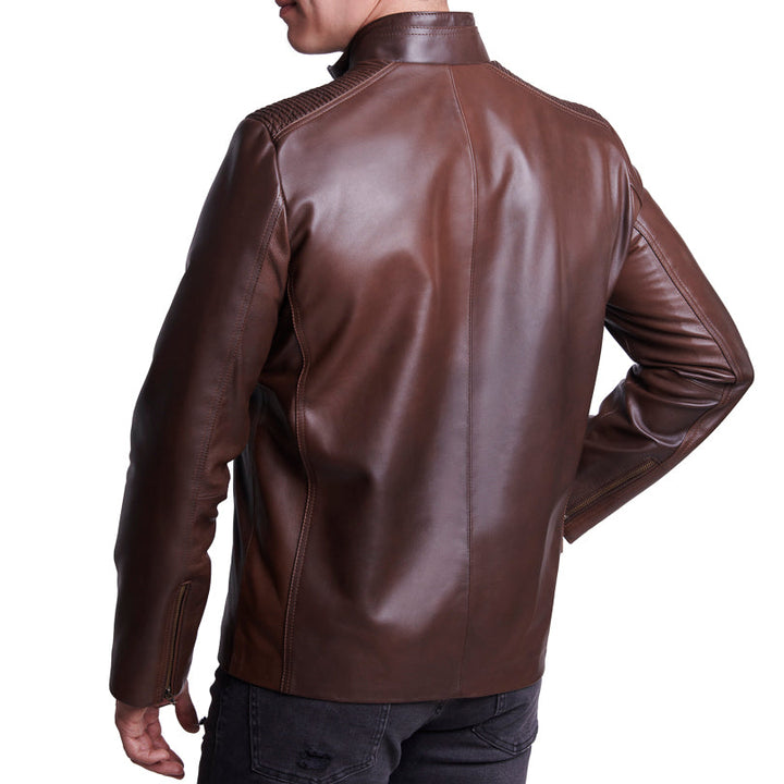 Vist< trasera Hombre usando chamarra de piel cafe minimalista 'Élite' de Gerhel con cuello mao y bolsillo en pecho.