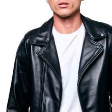 Detalle de  Hombre usando chamarra biker de piel negra moderna 'Rebel' de Gerhel con corte slim fit.

