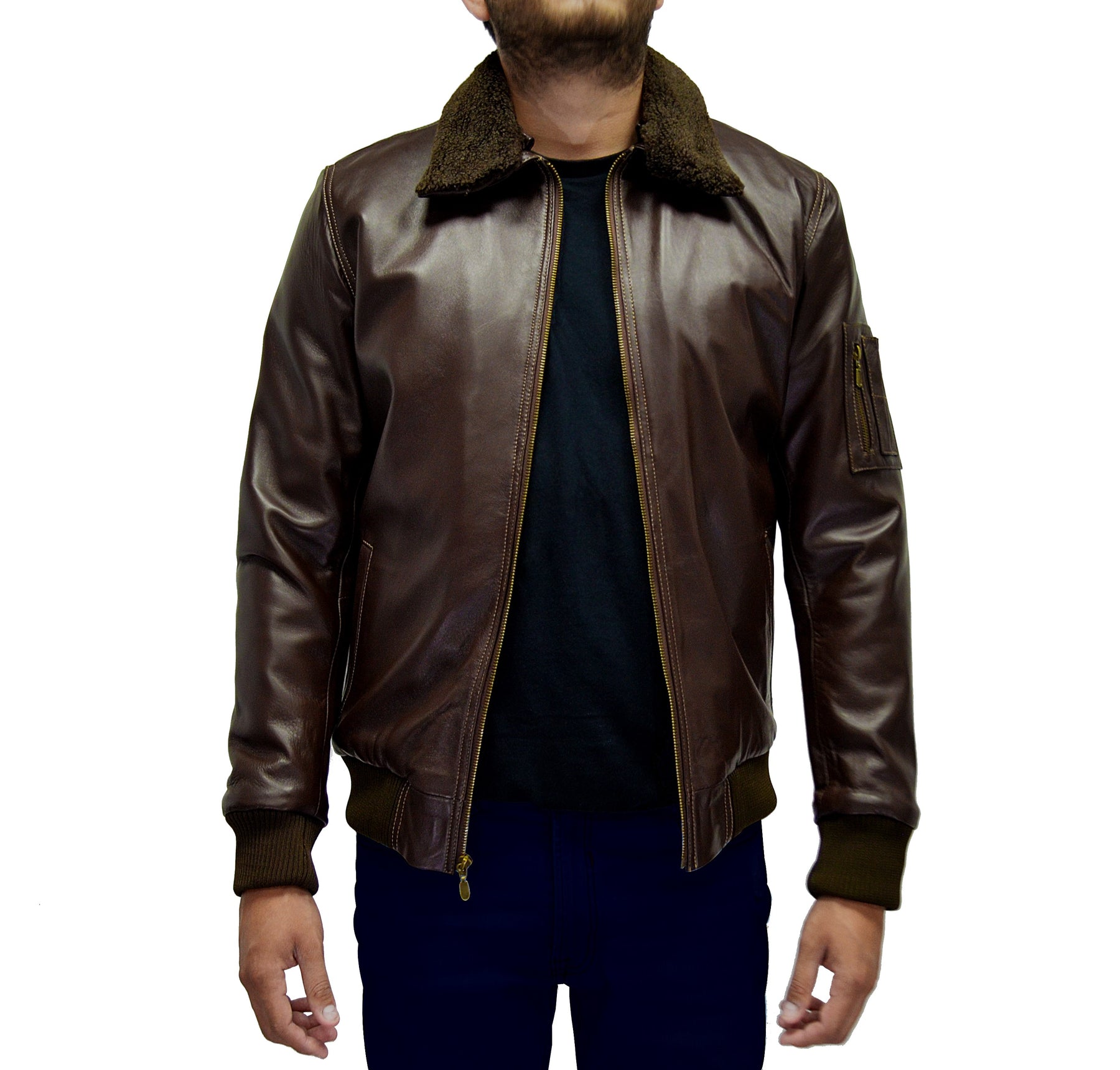 Hombre usando chamarra de piel estilo aviador color café 'Aviador' de Gerhel con cuello de borrega desmontable