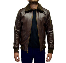 Hombre usando chamarra de piel estilo aviador color café 'Aviador' de Gerhel con cuello de borrega desmontable