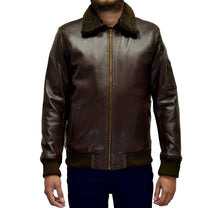 Hombre usando chamarra de piel estilo aviador color café 'Aviador' de Gerhel con cuello de borrega desmontable.