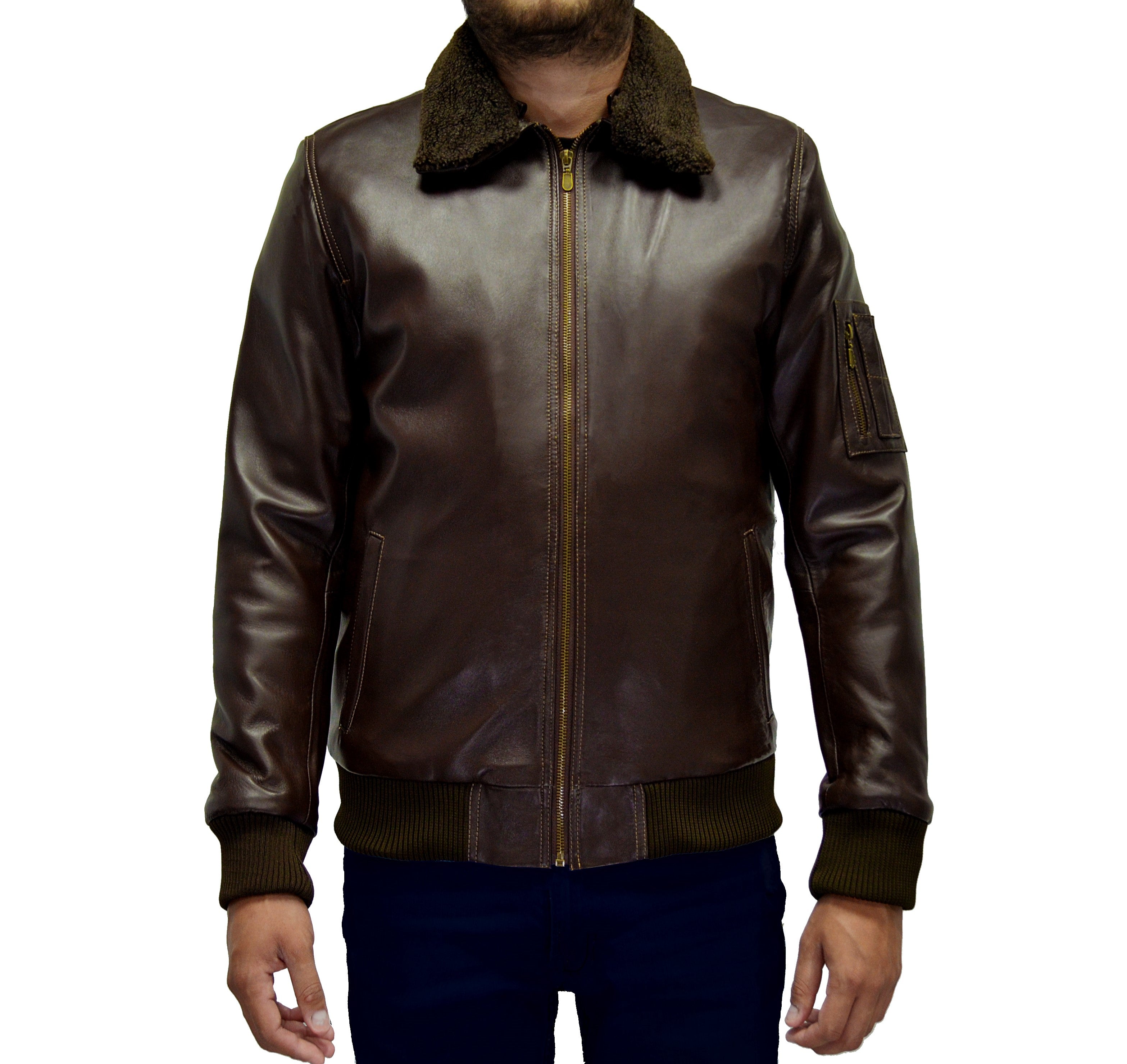 Hombre usando chamarra de piel estilo aviador color café 'Aviador' de Gerhel con cuello de borrega desmontable.