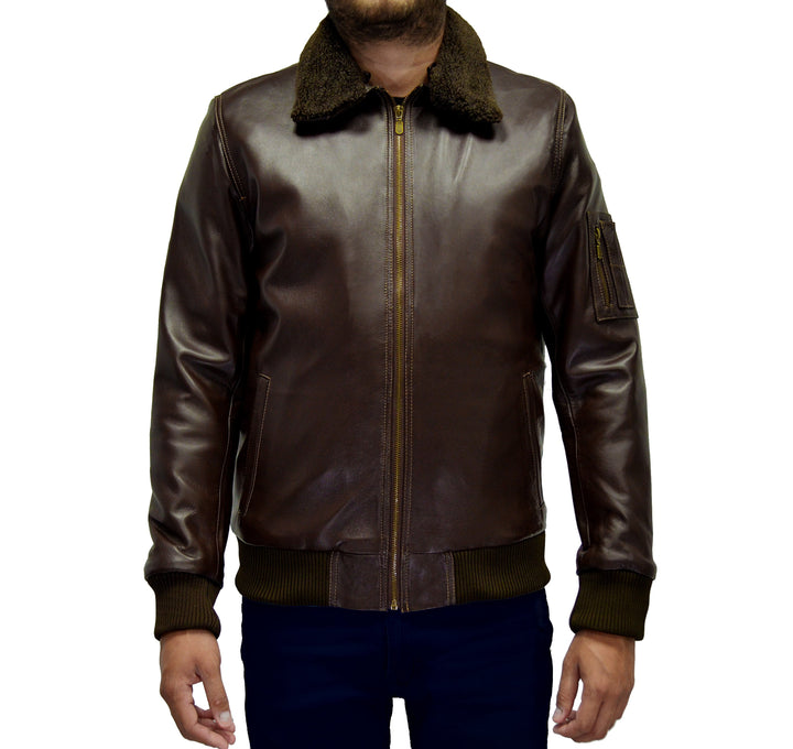 Hombre usando chamarra de piel estilo aviador color café 'Aviador' de Gerhel con cuello de borrega desmontable.
