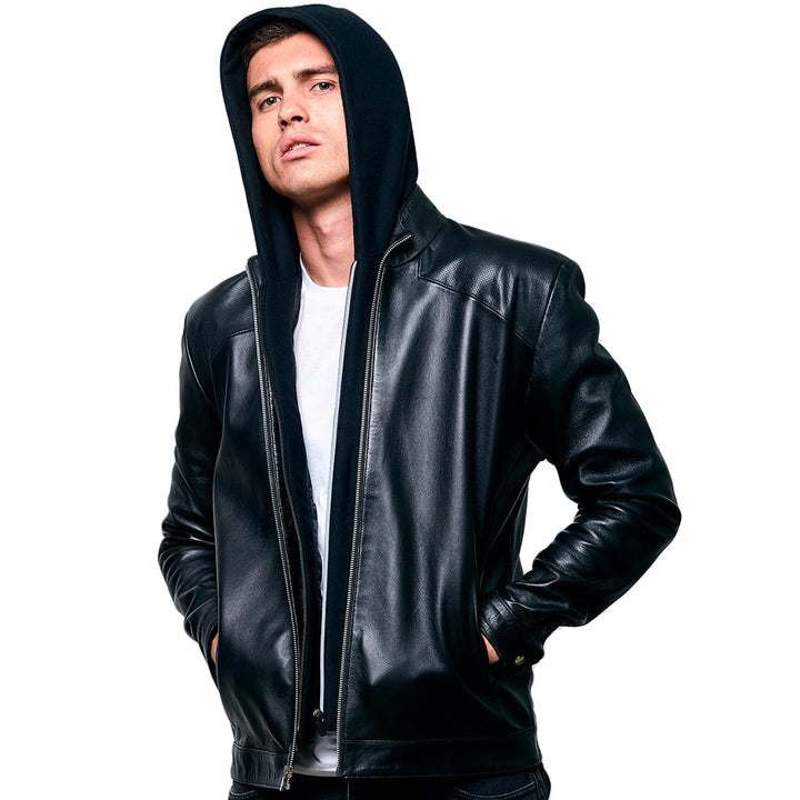 Hombre usando chamarra 'Doble Actitud' 907 de piel de borrego negra con capucha desmontable.