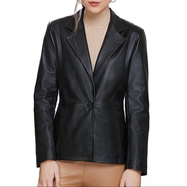 Mujer usando blazer 'Ejecutivo Elegante' 4270 de piel de borrego color negro con un botón frontal.