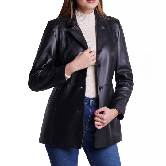 Mujer usando blazer de piel negro 'Ejecutiva' de Gerhel con corte sastre y tres botones