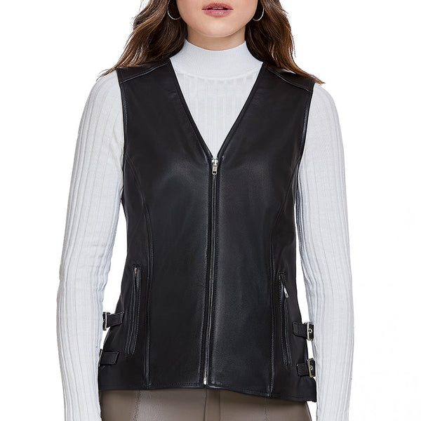 Mujer usando chaleco de piel negro 'Urbana' de Gerhel con cuello V y hebillas de ajuste laterales