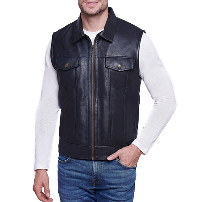 Hombre usando chaleco 'Ranger' de piel sintética negro/café con forro de borrego sintético y cierre oro viejo.