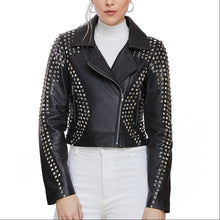 Mujer usando chamarra biker de piel negra 'Rockstar Plateada' de Gerhel, cubierta de estoperoles (studs) plateados.