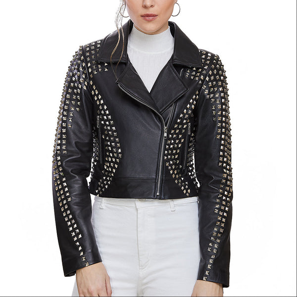 Mujer usando chamarra biker de piel negra 'Rockstar Plateada' de Gerhel, cubierta de estoperoles (studs) plateados.